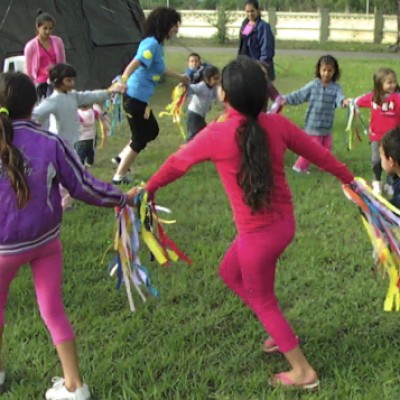Los maravillosos niños bailarines del Paraguay! (The amazing dancing children of Paraguay.)