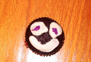 haileys-red-velvet-cupcake-smiley